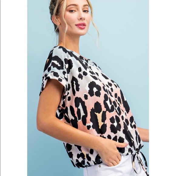 - 🛍NEW! So Chic Animal Print Top! - Picture 6 of 8
